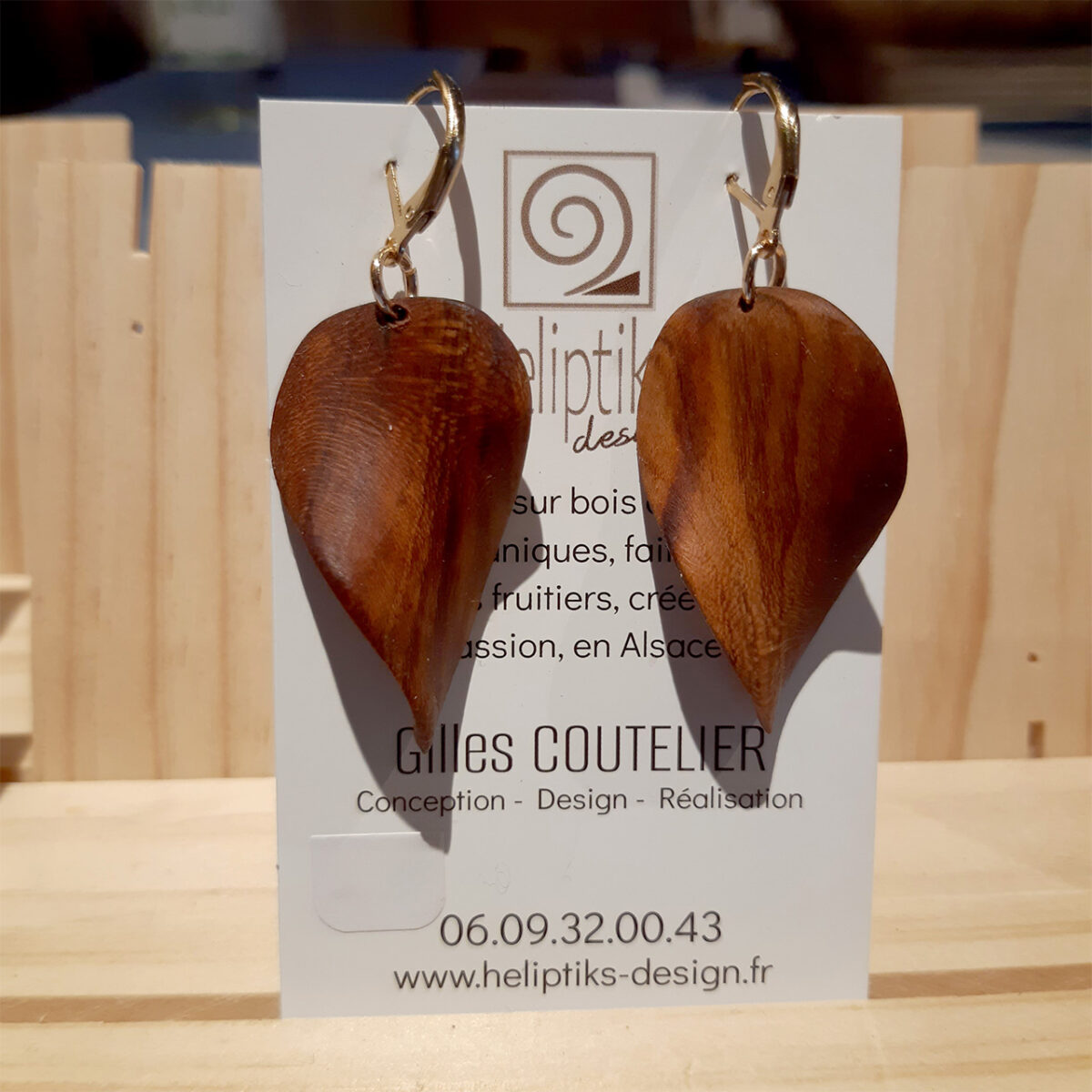 Modèle original, feuille moyenne en  prunier  ondulée sur dormeuses plaquée Or.