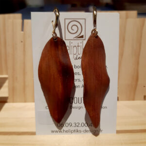 Boucles d'oreilles en bois de cerisier, sculptées à la main. grandes feuilles ondulées. Dormeuses plaquées Or.