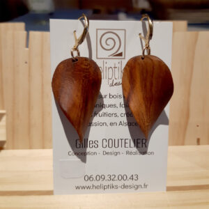 Modèle original, feuille moyenne en  prunier  ondulée sur dormeuses plaquée Or.