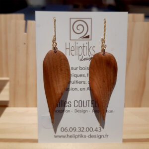 Modèle original, feuille en prunier sur chaînette plaquée Or.