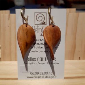 Modèle original, feuille moyenne en  prunier bicolore ondulée sur dormeuses plaquée Or.