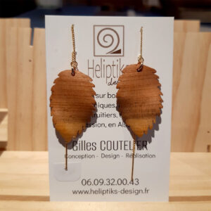 Modèle original, feuille de cerisier bicolore sur chaînette plaquée Or. Fibres horizontales.