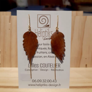 Modèle original, feuille de bouleau ondulée sombre  sur chaînette plaquée Or.