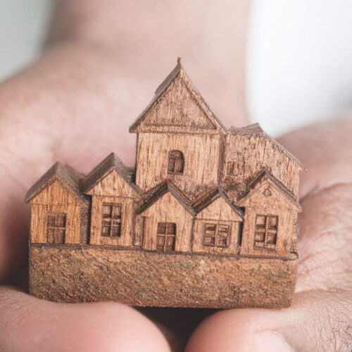Petite village sculpté dans un bloc de chêne.
