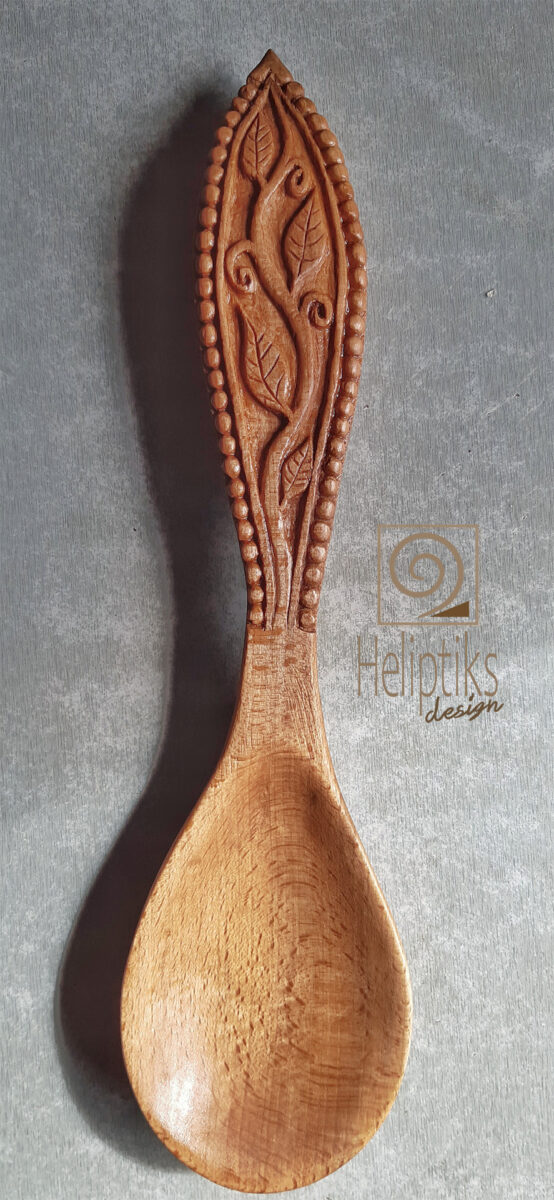 Cuillère en bois de hêtre sculptée à la main. Motif végétal.