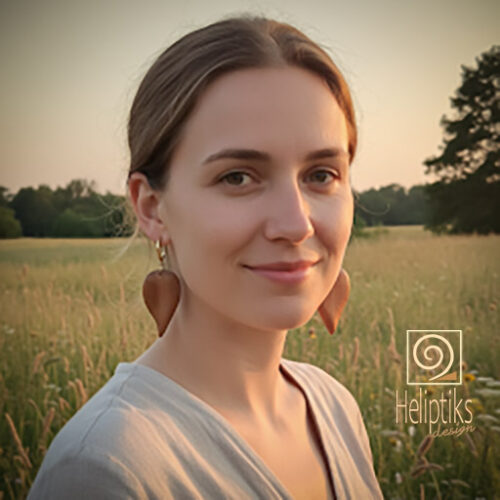 Boucles d'oreilles en prunier d'Alsace, sculptées à la main. Dormeuse plaquées Or.