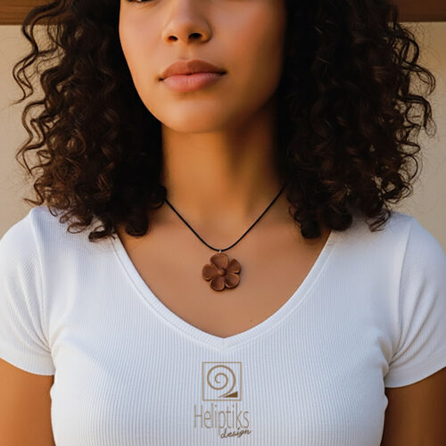 Collier en coton ciré noir et fleur en bois de longane sculptée à la main. Huile de lin.