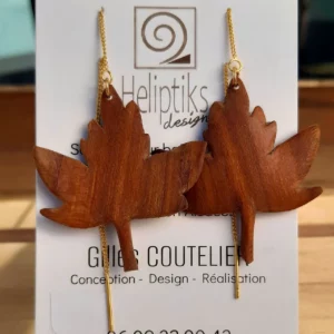 Boucles d'oreille en bois de prunier, sculptées à la main. Chainette Or - Gilles Coutelier - Alsace