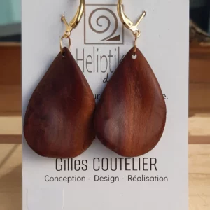 Boucles d'oreilles en bois de cerisier sculptées à la main. Forme de goutte d'eau